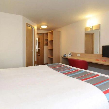 Travelodge London Feltham Eksteriør bilde