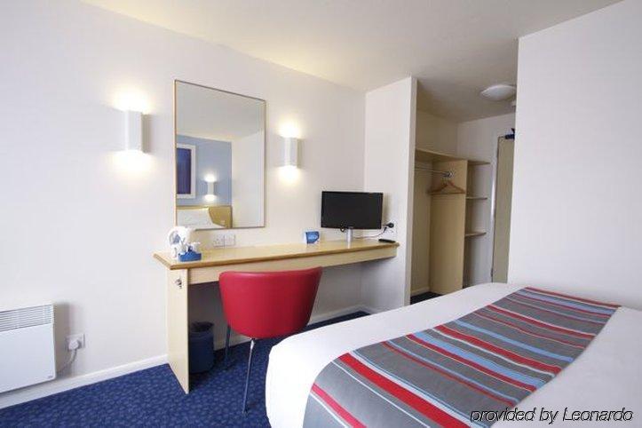 Travelodge London Feltham Eksteriør bilde