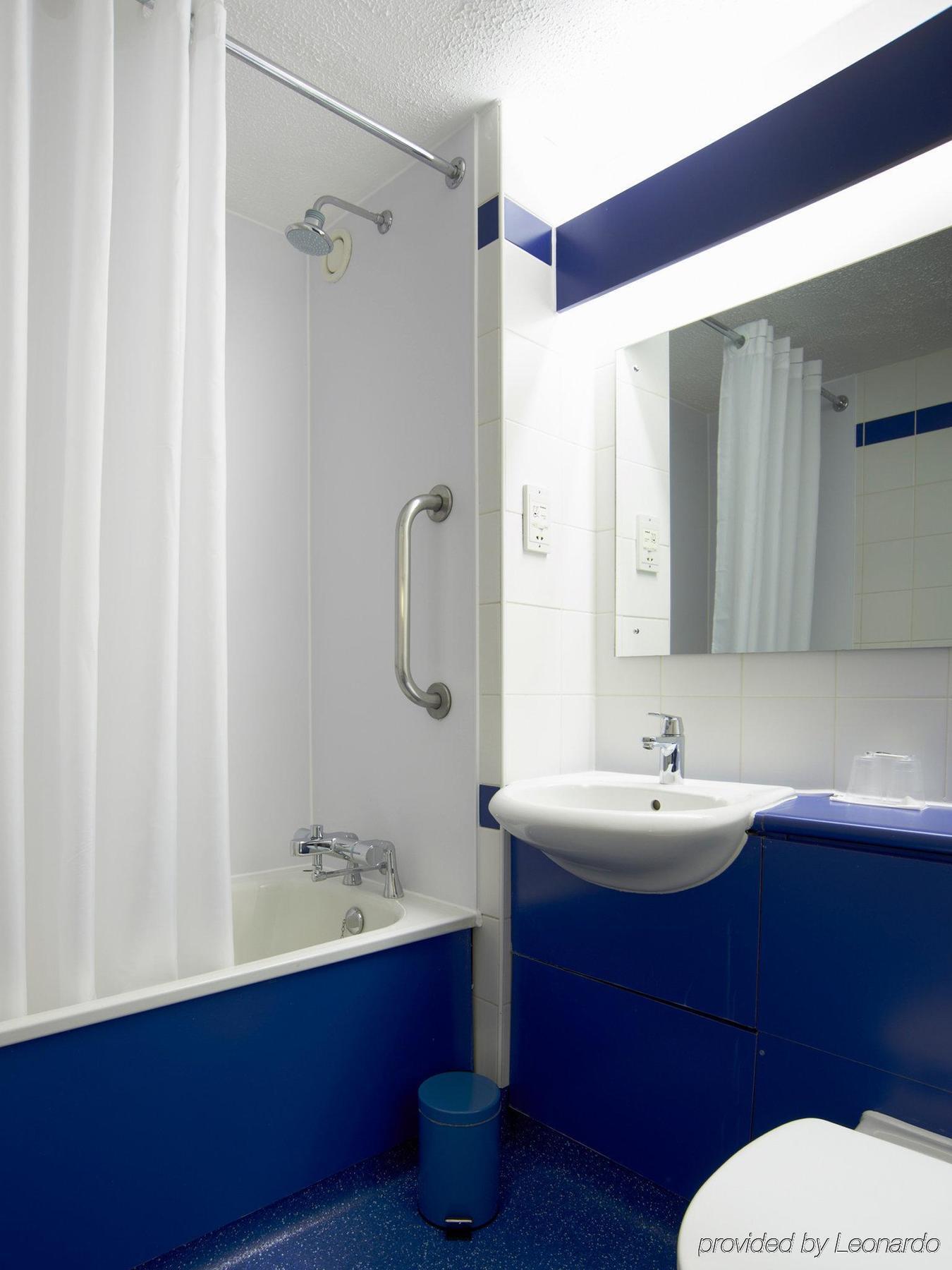 Travelodge London Feltham Eksteriør bilde
