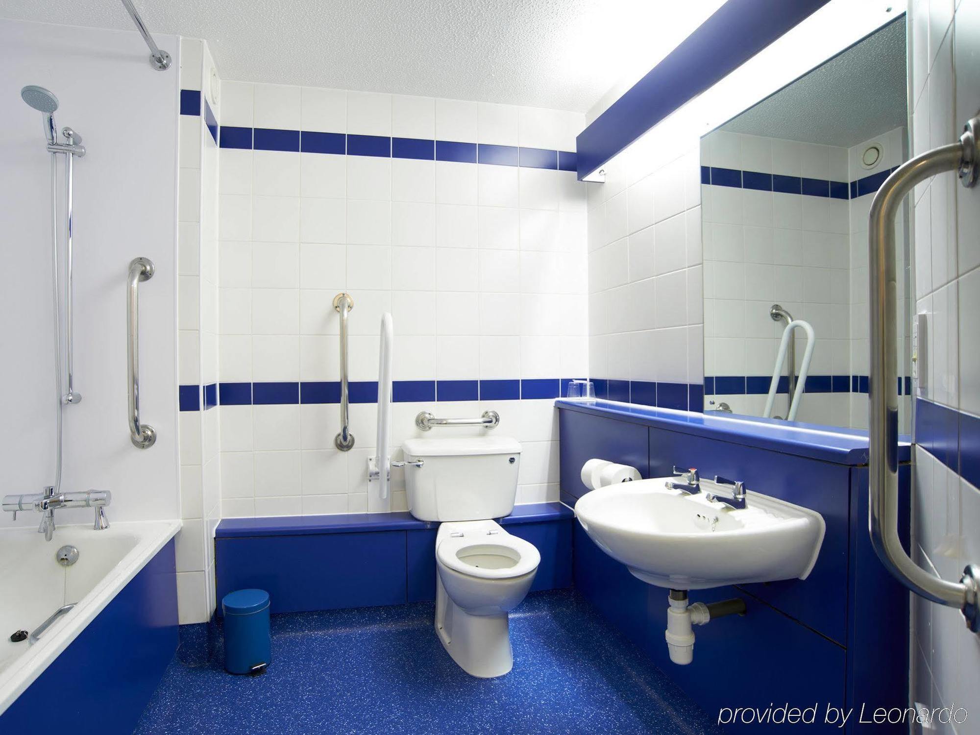 Travelodge London Feltham Eksteriør bilde