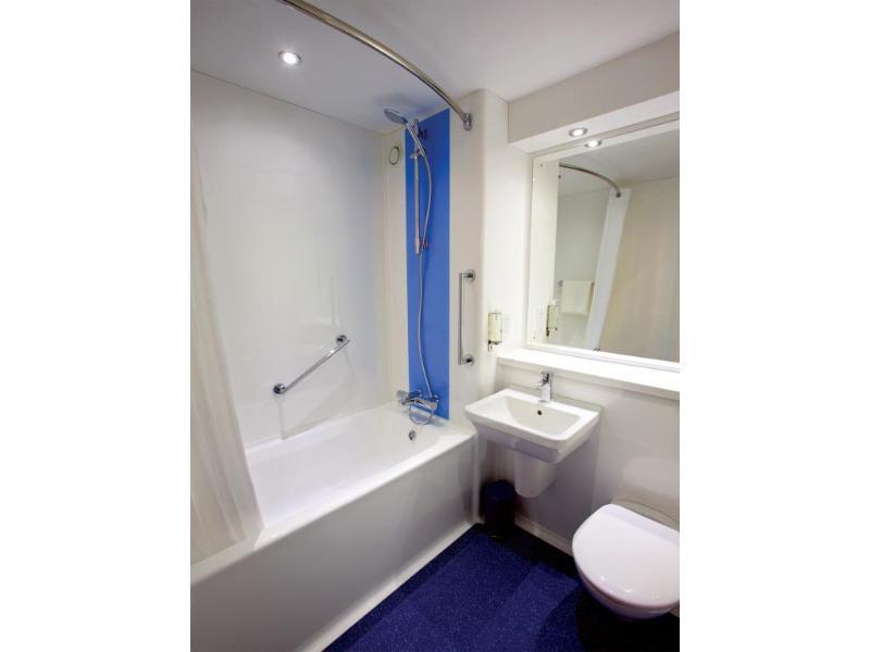 Travelodge London Feltham Eksteriør bilde