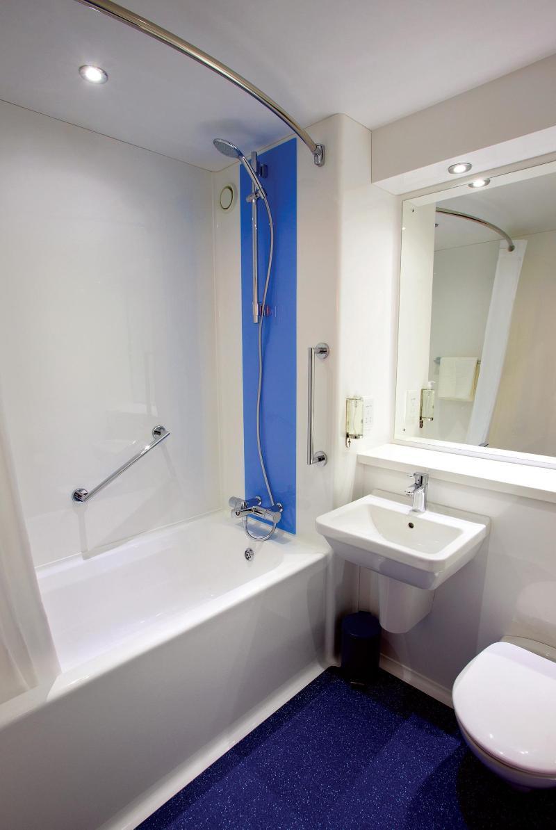 Travelodge London Feltham Eksteriør bilde