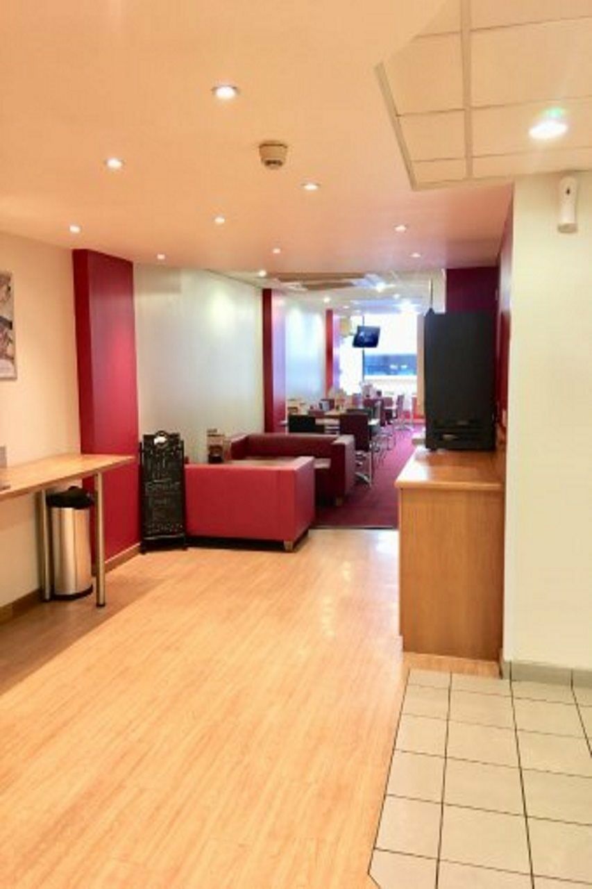 Travelodge London Feltham Eksteriør bilde